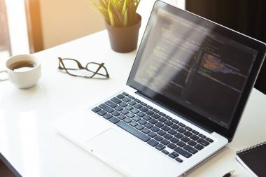 Üzerinde yazılım kodu olan ahşap programcı ofis masası..