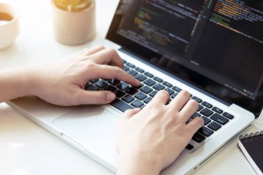 Genç programcı yazılım uygulamasını geliştiriyor ve kodluyor. IT başlangıç konsepti.