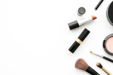 Güzellik kozmetik ürünlerinin düz bir görüntüsü vardı rujla, allık sürerek, pudra ve fırçayla yapılmış. Metnin için kopyalama alanı olan en üstteki görünüm.