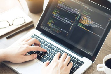 Genç programcı yazılım uygulamasını geliştiriyor ve kodluyor. IT başlangıç konsepti.