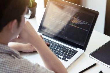 Genç programcı yazılım uygulamasını geliştirirken sorunu çözmeyi düşünüyor.