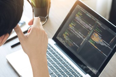 Genç programcı yazılım uygulamasını geliştirirken sorunu çözmeyi düşünüyor.