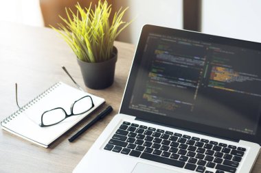 Üzerinde yazılım kodu olan ahşap programcı ofis masası..