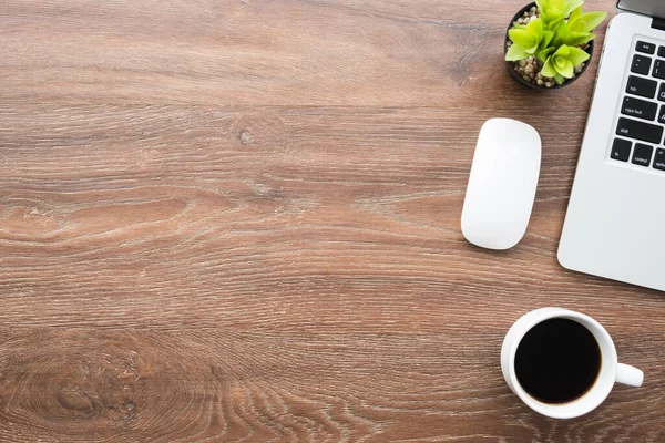 Houten Bureau Tafel Met Laptop Computer Kopje Koffie Muis Cactus — Stockfoto