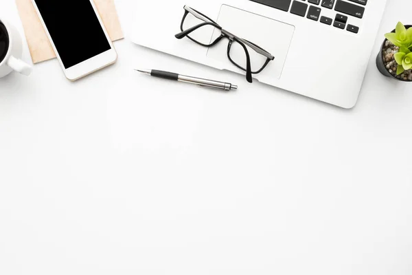 Table Bureau Blanche Avec Ordinateur Portable Smartphone Avec Écran Blanc — Photo