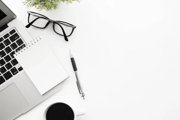 Mesa Escritorio Oficina Blanca Con Cuaderno Blanco Con Bolígrafo Computadora — Foto de Stock