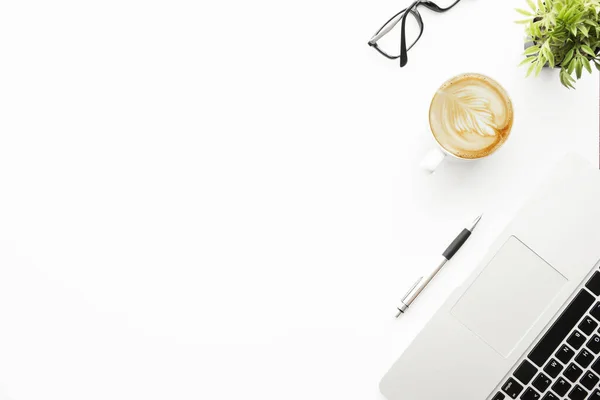 Biały Stół Biurowy Laptopem Filiżanką Kawy Długopisem Okularami Widok Góry — Zdjęcie stockowe