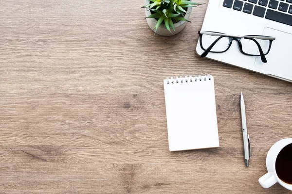 Houten Bureau Tafel Met Blanco Notitieblok Laptop Computer Kopje Koffie — Stockfoto