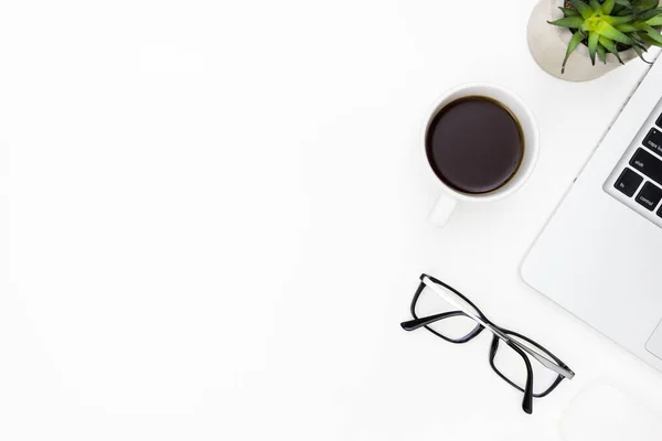 Mesa Escritorio Oficina Blanca Con Computadora Portátil Taza Café Vasos — Foto de Stock