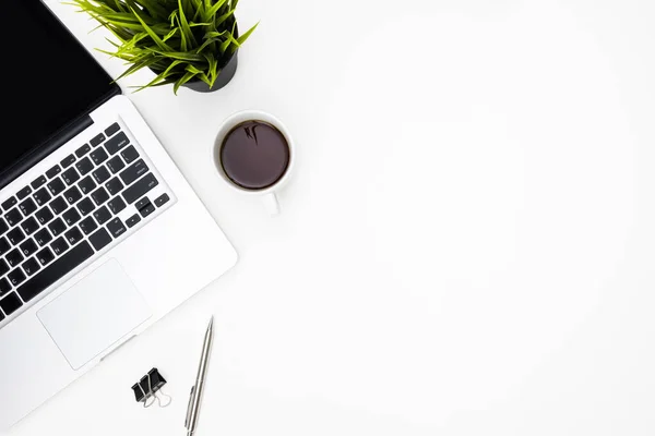 Mesa Escritorio Oficina Blanca Con Computadora Portátil Taza Café Suministros — Foto de Stock