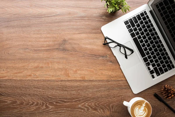 Mesa Escritorio Oficina Madera Con Computadora Portátil Taza Café Con — Foto de Stock