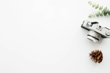 Klasik film kamerası beyaz masa masasının üstünde. Kopyalama alanı olan üst görünüm, düz yatay.