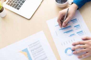 İş adamı mali raporları denetlemek için iş raporlarını inceliyor ve kontrol ediyor. Gelirleri analiz etmek ve bütçe konseptini denetlemek.