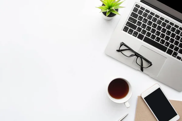 Mesa Escritorio Oficina Madera Con Teléfono Inteligente Con Pantalla Blanco — Foto de Stock