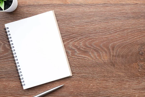 Página Caderno Branco Com Caneta Prata Estão Cima Mesa Escritório — Fotografia de Stock