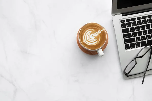 Fehér Márvány Íróasztal Laptoppal Csésze Kávé Irodai Kellékek Felülnézet Fénymásoló — Stock Fotó