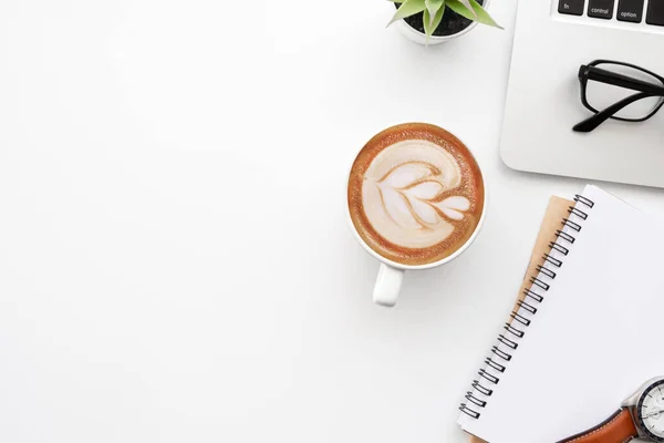 Fehér Íróasztal Üres Jegyzetfüzettel Laptoppal Egy Csésze Kávéval Felszereléssel Felülnézet — Stock Fotó