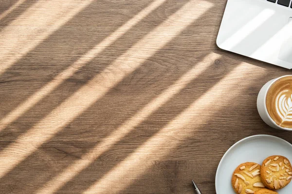 Irodai Asztal Tál Sütik Csésze Latte Kávé Kellékek Felülnézet Fénymásoló — Stock Fotó