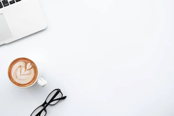 Biały Stół Biurowy Laptopem Filiżanka Kawy Latte Szklanki Oczu Widok — Zdjęcie stockowe