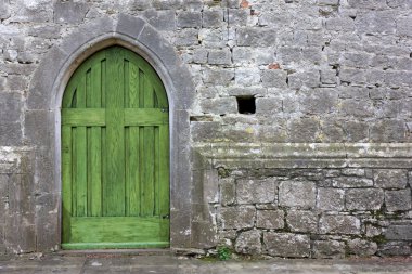 Yeşil Gotik kilise arka kapı