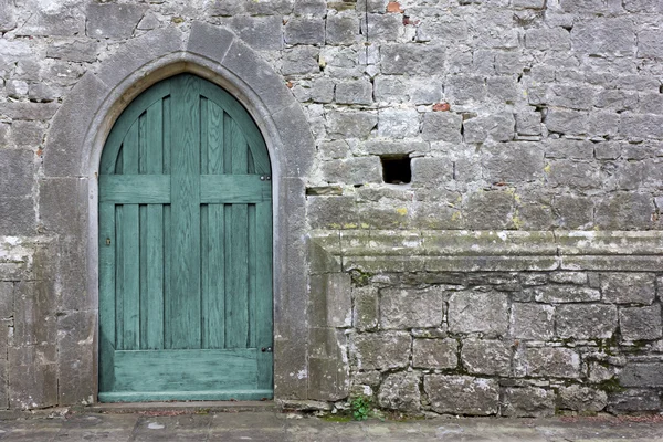 Γοτθική εκκλησία πίσω πόρτα — Φωτογραφία Αρχείου