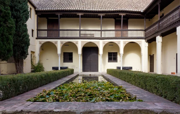 Pátio de uma Casa Islâmica Histórica em Granada — Fotografia de Stock