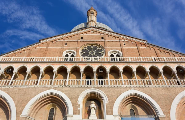 Fasad av basilikan Saint Anthony i Padua — Stockfoto