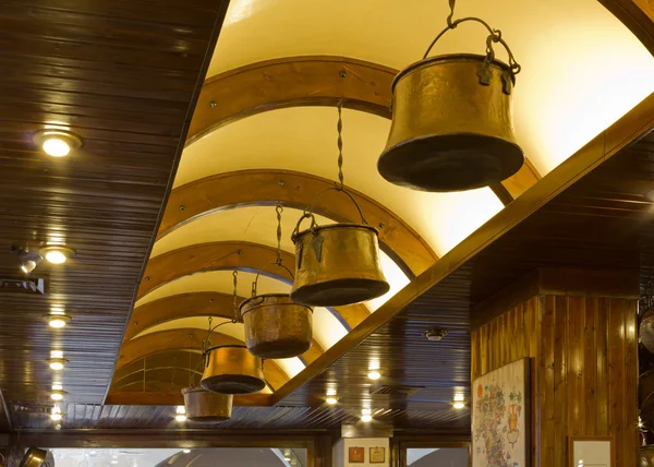 Potes de cobre tradicionais pendurados em um teto — Fotografia de Stock