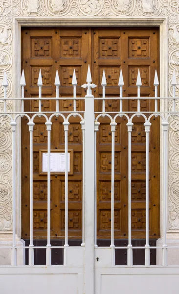 门和入口的圣斯皮东正教教堂在的里雅斯特 — 图库照片