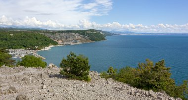 Sistiana Bay Marina ve Trieste doğru kıyı şeridi