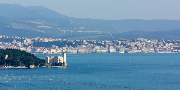 Schloss Miramare und die Stadt Triest — Stockfoto