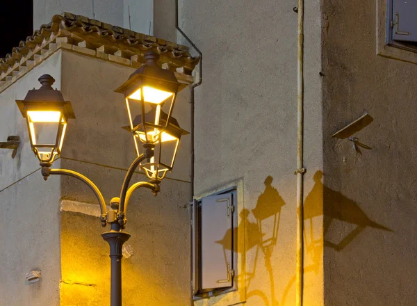 Straßenlaternen in der Nähe eines historischen Gebäudes in Grado — Stockfoto