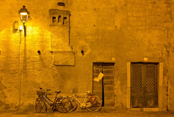 Bicycles under a Streetlamp in Grado at Night — Stock Photo, Image