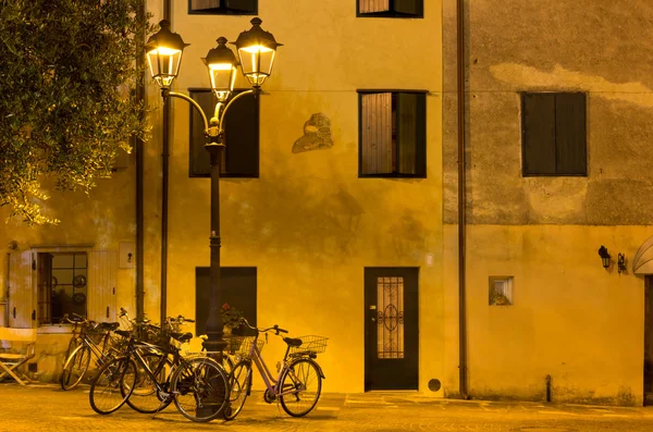 Vélos sous les lampadaires à Grado la nuit — Photo