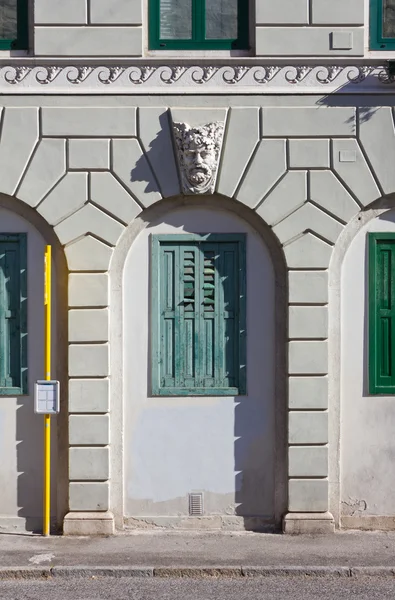 Escultura de um rosto barbudo na fachada de um edifício — Fotografia de Stock