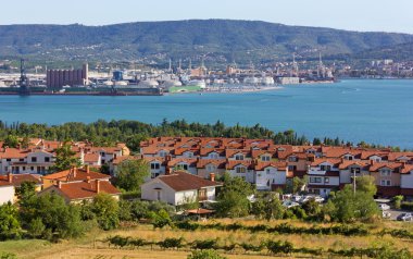 Ankaran ve arka planda Koper Limanı