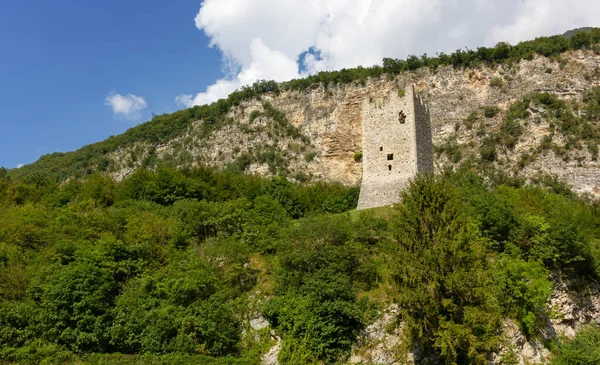 Średniowieczne Ruiny Wieży San Floriano Przy Alemagna Road Pobliżu Vittorio — Zdjęcie stockowe