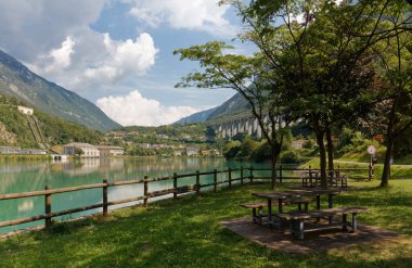 İtalya Vittorio Veneto yakınlarındaki Restello Gölü kıyısında rahat bir köşede piknik masaları