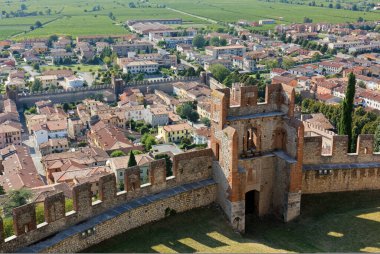 İtalya 'nın Soave kasabası, ortaçağ kalesinin duvarlarından.