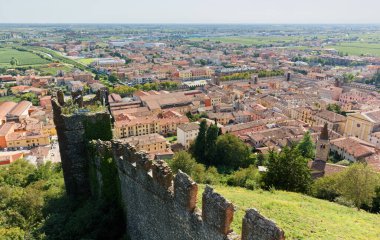 Ortaçağ şatosundan görülen Soave, İtalya 'nın panoramik manzarası