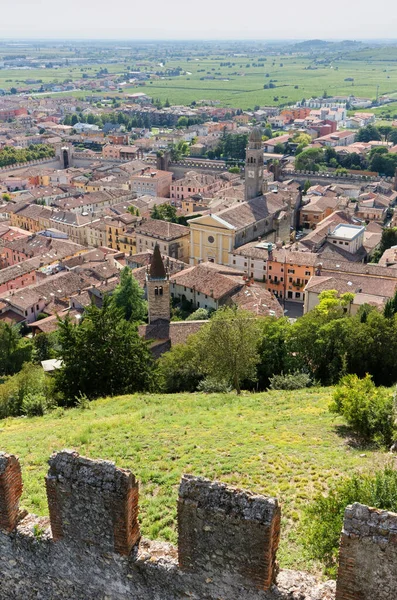 Panoramiczny Widok Stare Miasto Soave Włochy Swoimi Średniowiecznymi Murami — Zdjęcie stockowe