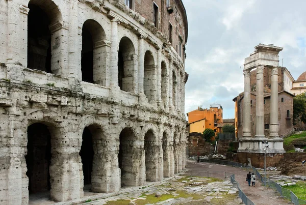 マルケッルスの古代ローマ劇場の遺跡とローマのアポロ ソシアヌス神殿 イタリア — ストック写真