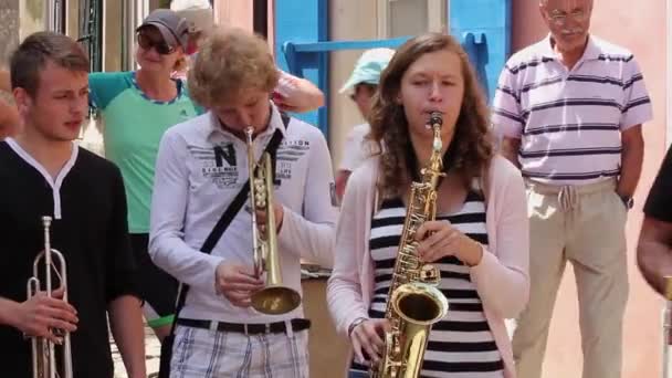 Groznjan Grisignana Croacia Julio 2014 Chica Rubia Caucásica Tocando Saxofón — Vídeos de Stock