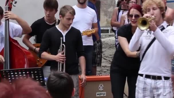 Groznjan Grisignana Croacia Julio 2014 Rubio Chico Caucásico Tocando Trompeta — Vídeos de Stock