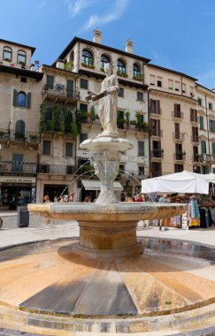 VERONA, İtalya - 26 Ağustos 2020: Piazza delle Erbe 'nin merkezinde bulunan Madonna Verona heykeli