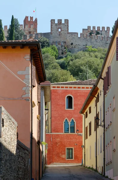 Street Soave Italy Imposing Shape Its Medieval Castle Top Hill — Stock Photo, Image