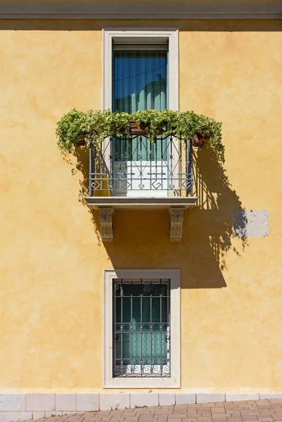 Detail Exteriéru Elegantní Městské Budovy Balkonem Zdobeným Tepaným Železem — Stock fotografie