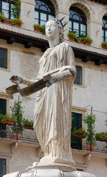 Estatua Virgen Verona Uno Los Símbolos Ciudad Centro Piazza Delle —  Fotos de Stock