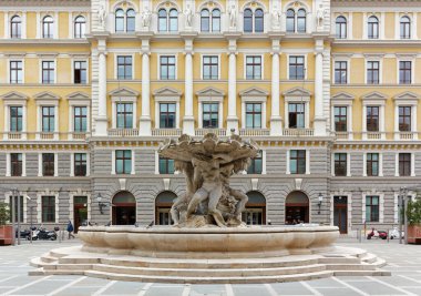 TRIESTE, İtalya - 22 Kasım 2012: Vittorio Veneto Meydanı 'ndaki tarihi postane sarayının önündeki Triton Çeşmesi