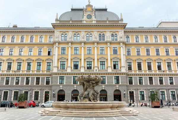 Trieste Itália Novembro 2012 Fonte Dos Tritões Frente Histórico Palácio — Fotografia de Stock